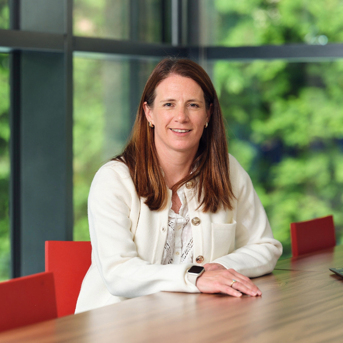 Woman having a conversation with ork colleague.